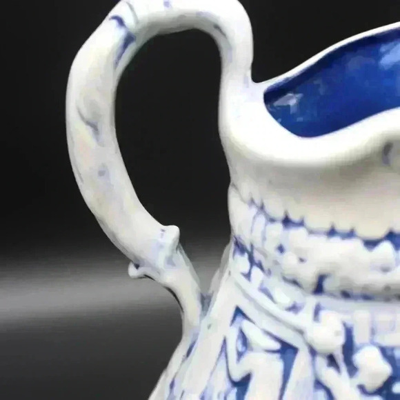 🔴💙✨️VINTAGE SIGNED CERAMIC POTTERY PITCHER JUG BLUE WASHED/RELIEF TAVERN SCENE - Picture 8 of 9